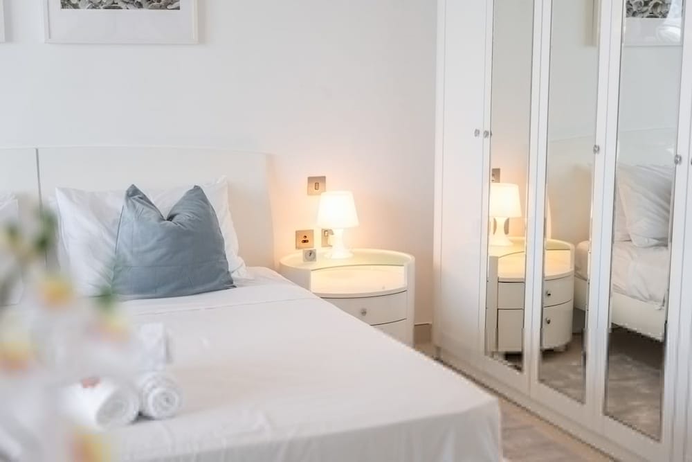 Peaceful and Airy 1-bedroom Apartment With the Palm Beach View