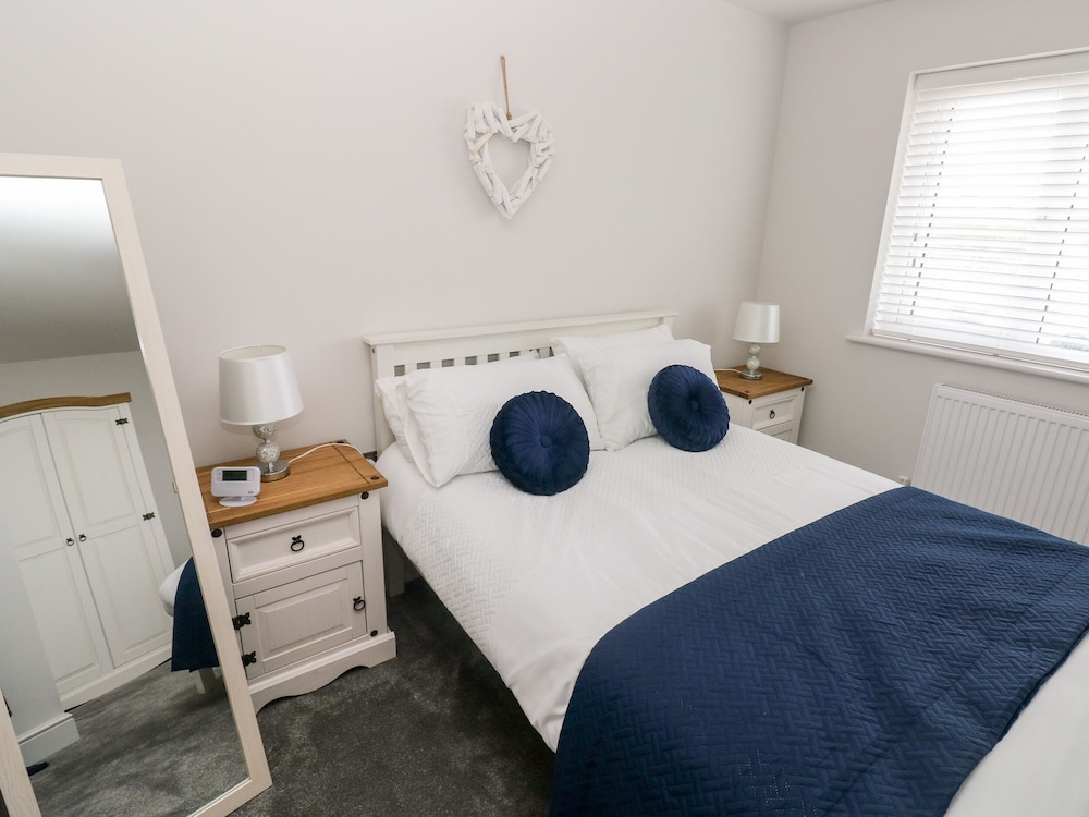 Lunaroxx, 6 Meadow Gardens, Kilgetty