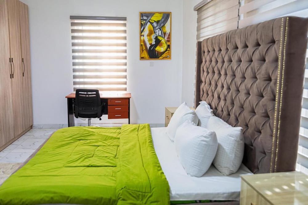 Stunning 2-bed Apartment in Lekki view 3