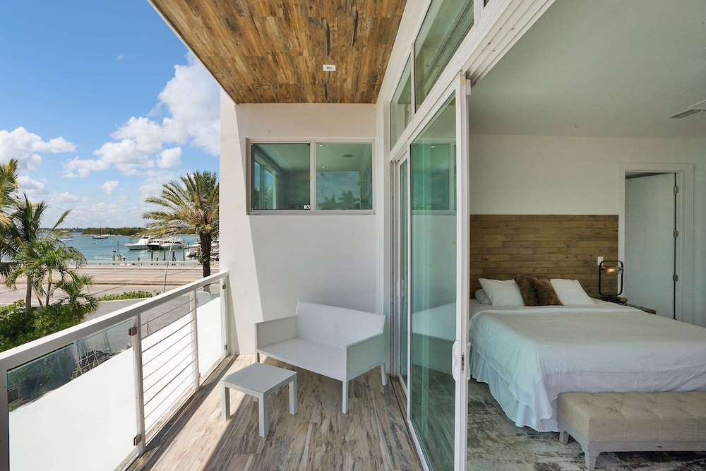 Miami Stunning Waterfront Villa Escape