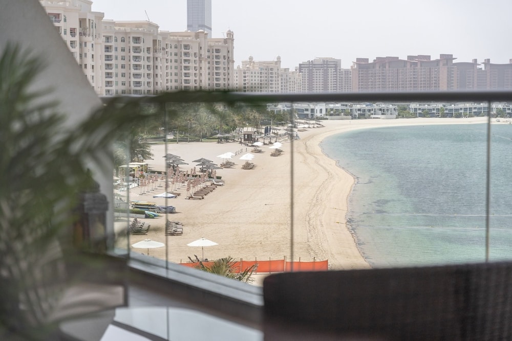 Peaceful and Airy 1-bedroom Apartment With the Palm Beach View