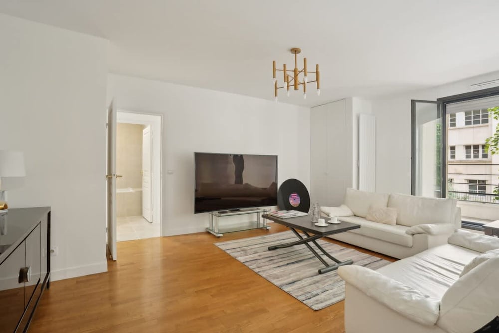 Elegant New Apartment With Balcony in the 16th - M