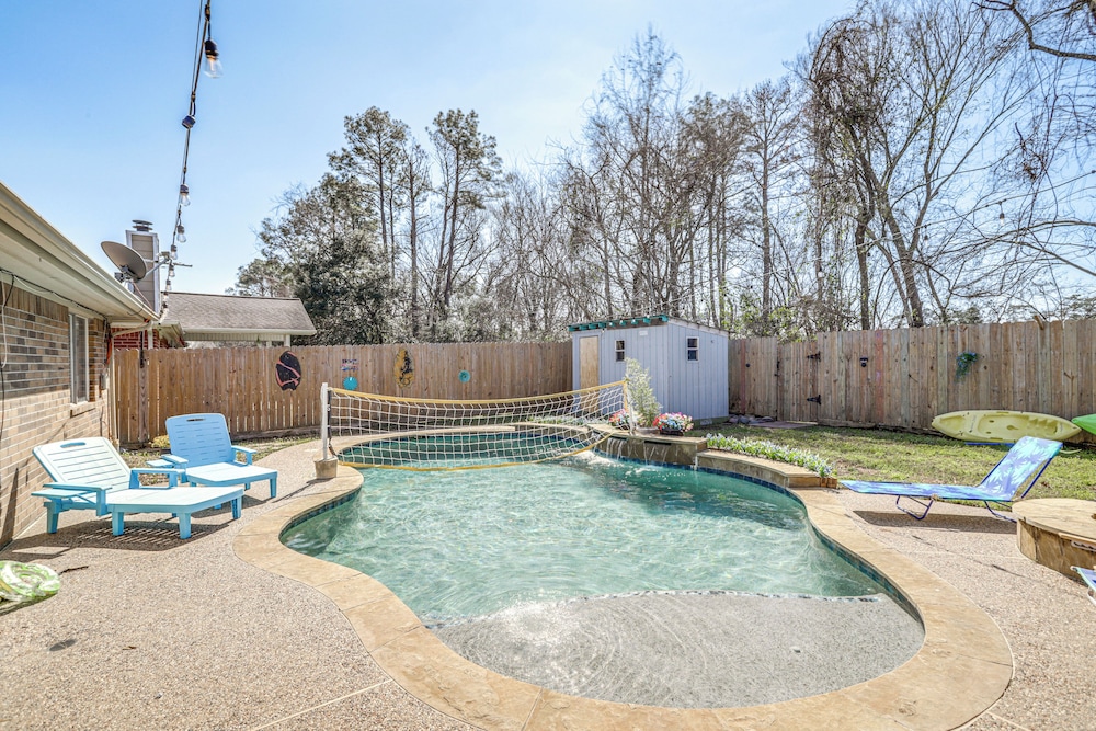 Swim & Unwind: Pet-friendly Home in Spring!