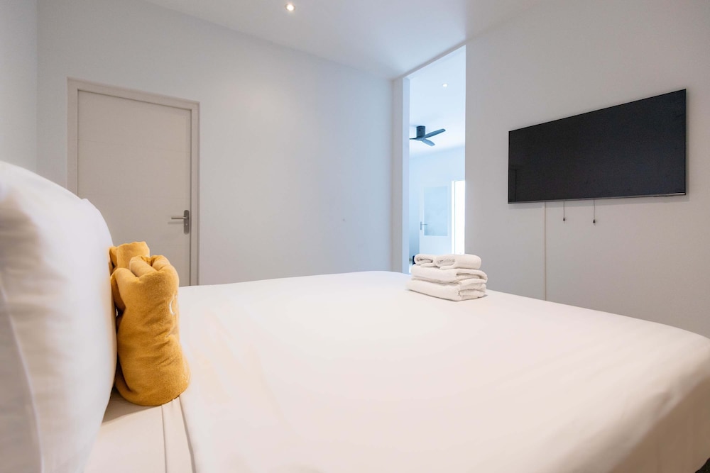 Villa Azure Vista 6BR Luxury Stay w 2 Pools