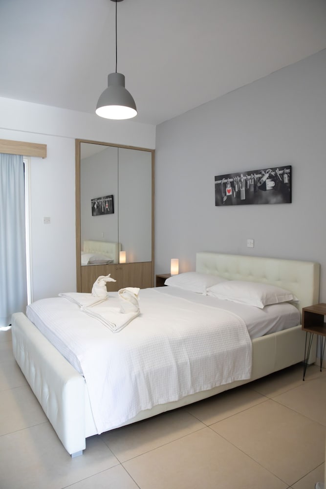 Valentina Coastal Suites in Central Paphos 3