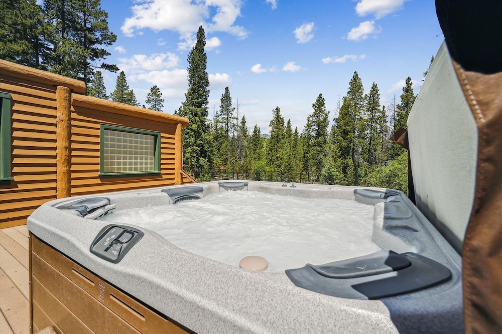 On The Rocks 4 Bedroom Home by RedAwning