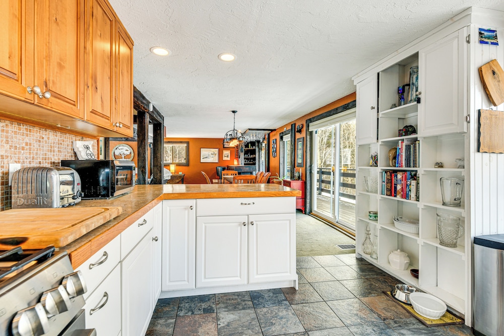 11 Mi to Sugarbush: Eclectic Ski House w/ Hot Tub!