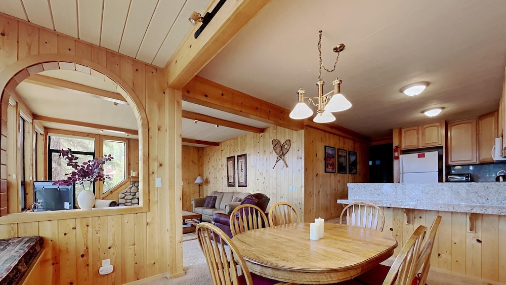 3 Outdoor Spas, Pool, Sauna and Free WiFi and Parking - Unit 531 at 1849 Condos - Slopeside by RedAwning