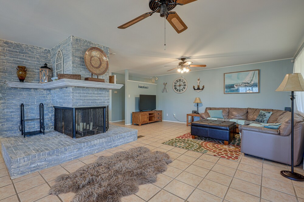 Home w/ Sunroom & Fire Pit - Near Canyon Lake! view 4