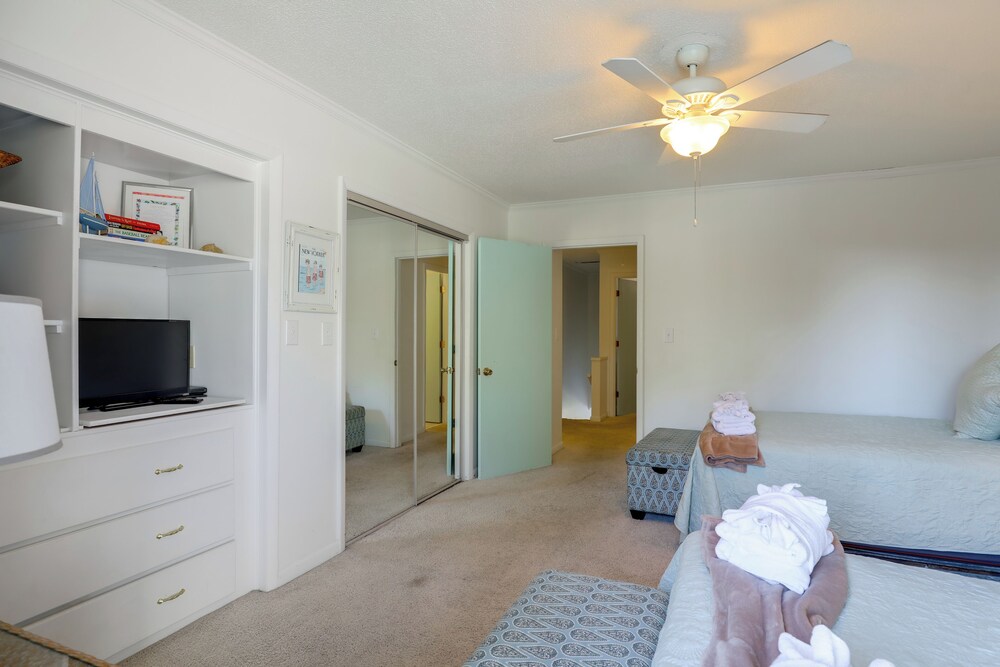 650 Feet to the Beach! Arcadian Shores Townhome