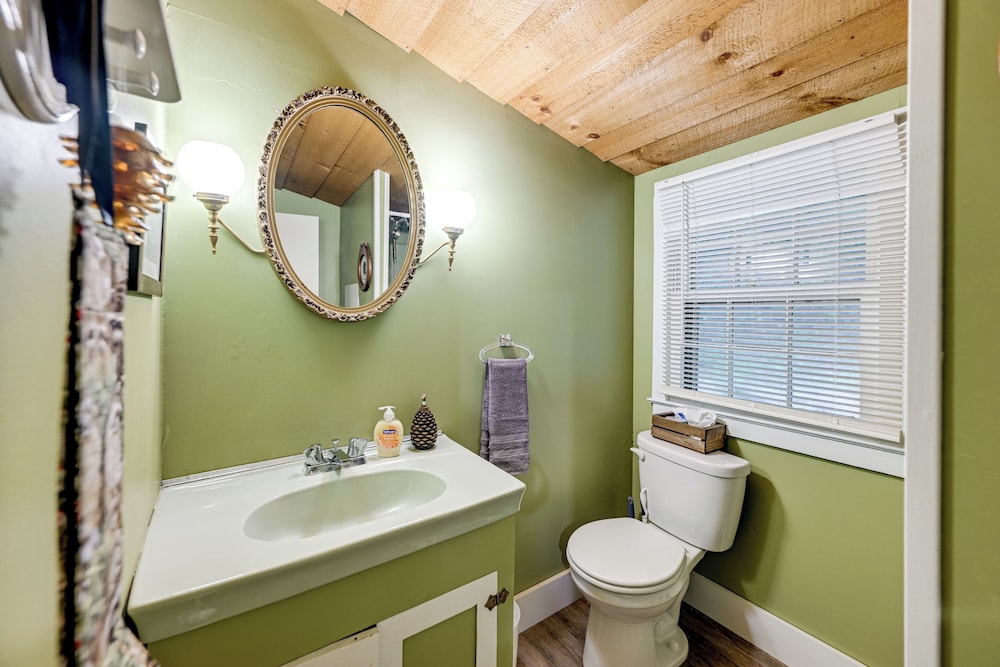 Trail Access & Tranquil Setting: Franklin Retreat!