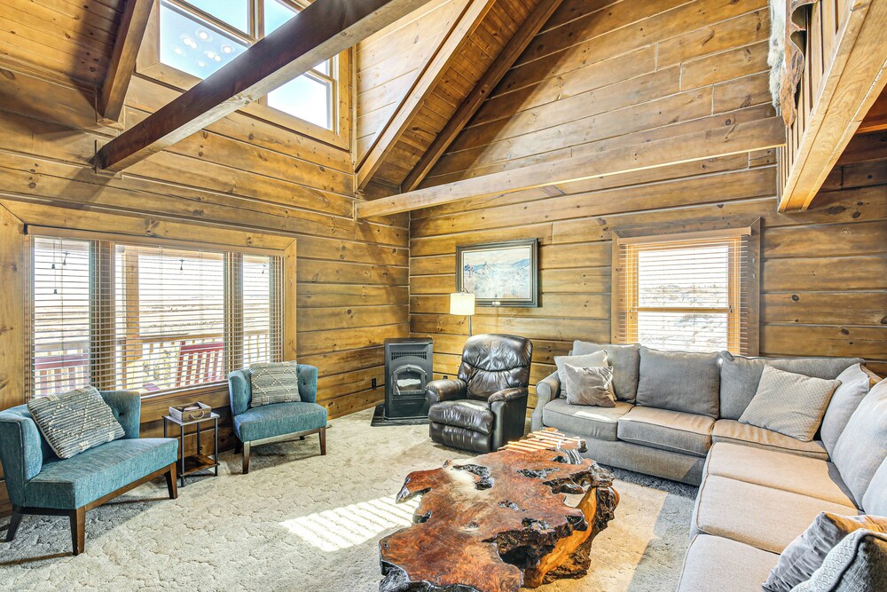 Pine Ridge Cabin on 62 Acres: Hot Tub & Views!
