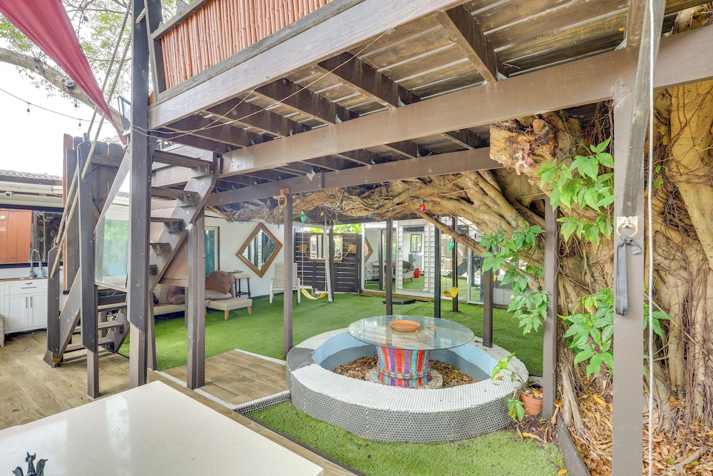 3 Mi to Beach: Hollywood Treehouse w/ Deck & Yard!