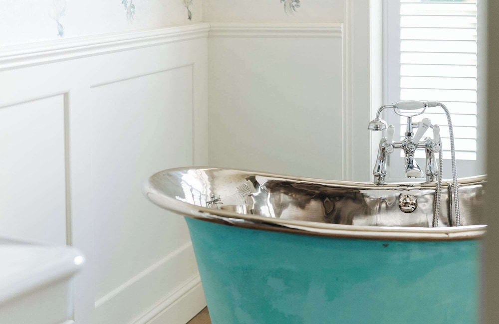 Ormesby Manor - 8 Beds - Sleeps 16 - Hot Tub