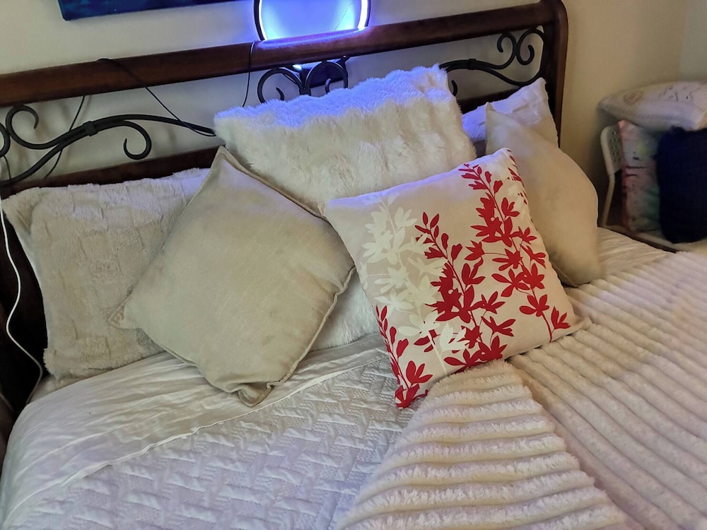 Cozy Tusmore Apartment With Private Garden City View Near Burnside Village Mall