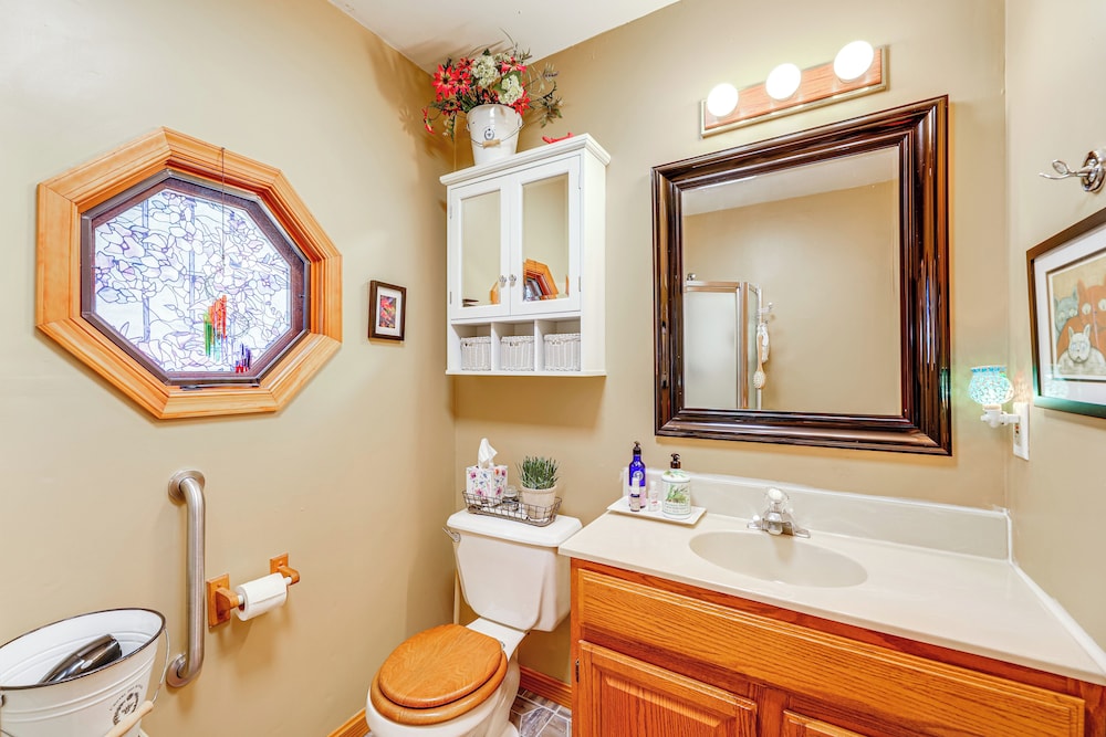 Unique & Artistic Retreat Near Rehoboth Beach!