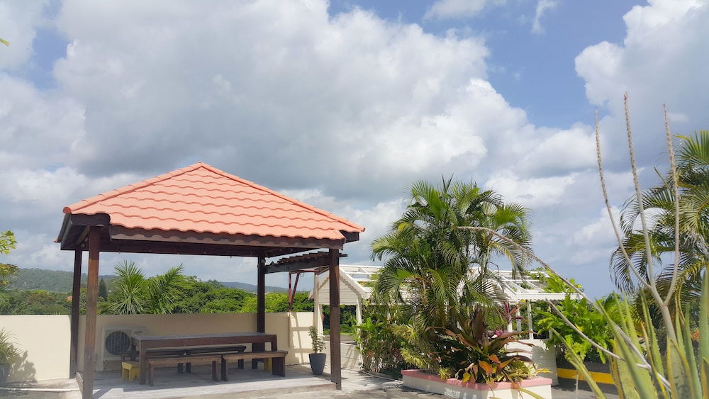 2 Bed Apt with Balcony at Runaway Bay