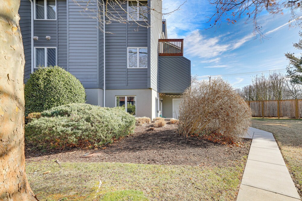 2 Mi to Rehoboth Beach: Condo w/ Pool Access!