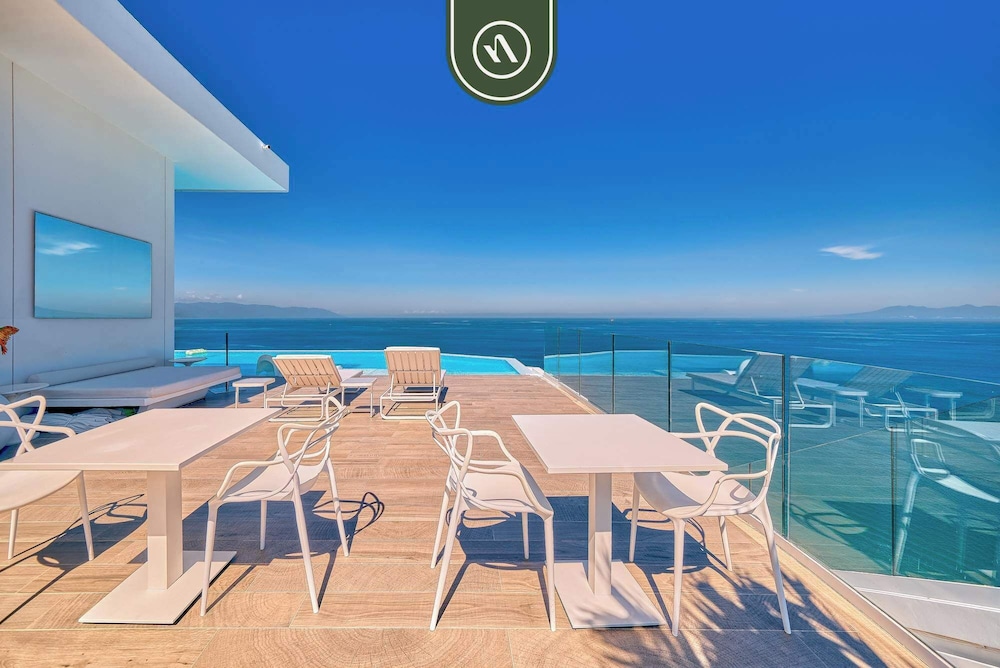 Oceanview Luxury Condo - Private Beach - Rooftpop