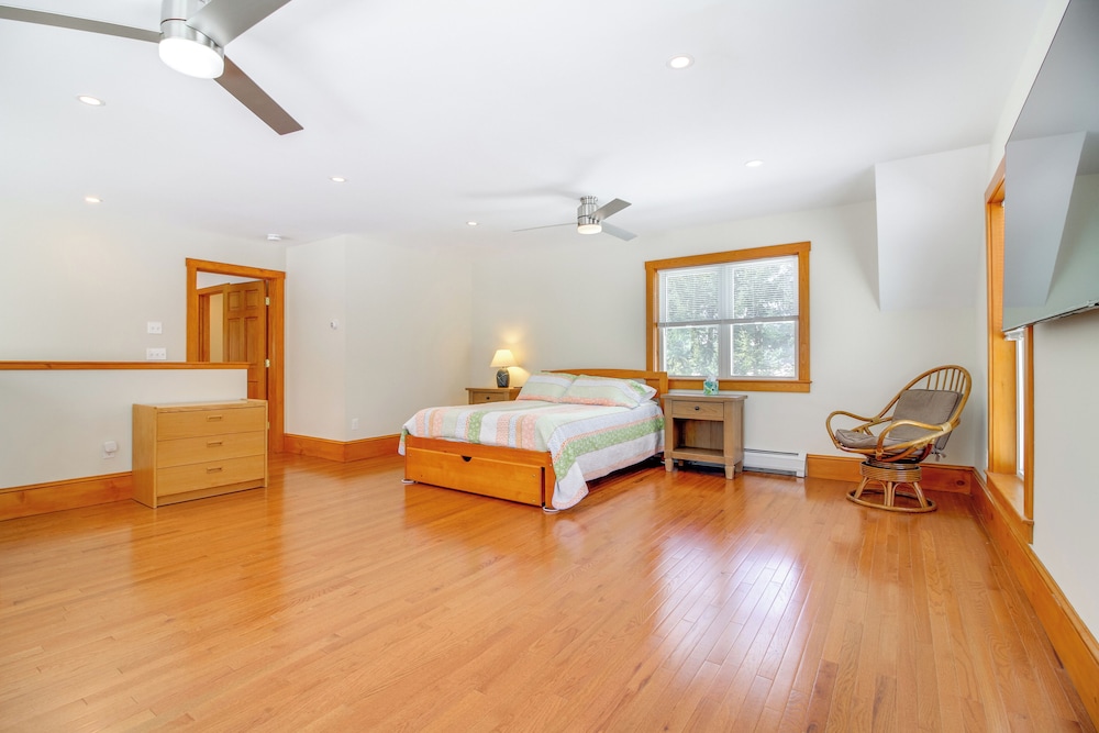 Swim, Ski & Sip: Lakefront Retreat in Plymouth
