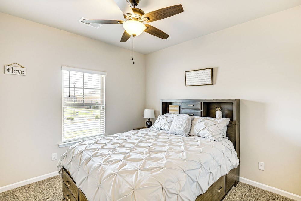 5 Mi to The Square: Athens Home w/ Pool Access!