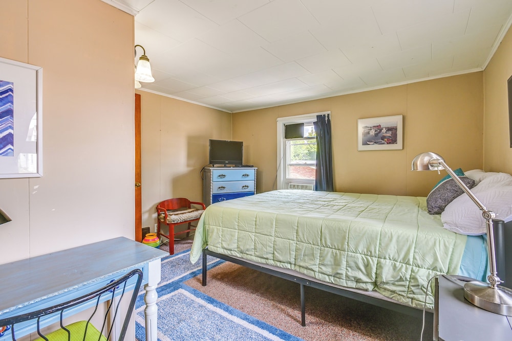 Boat & Unwind! Charming Atwood Lake Farmhouse