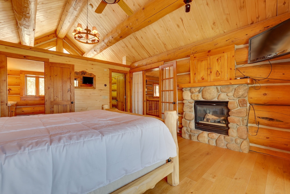 Fraser Chalet w/ Hot Tub & Mountain Views