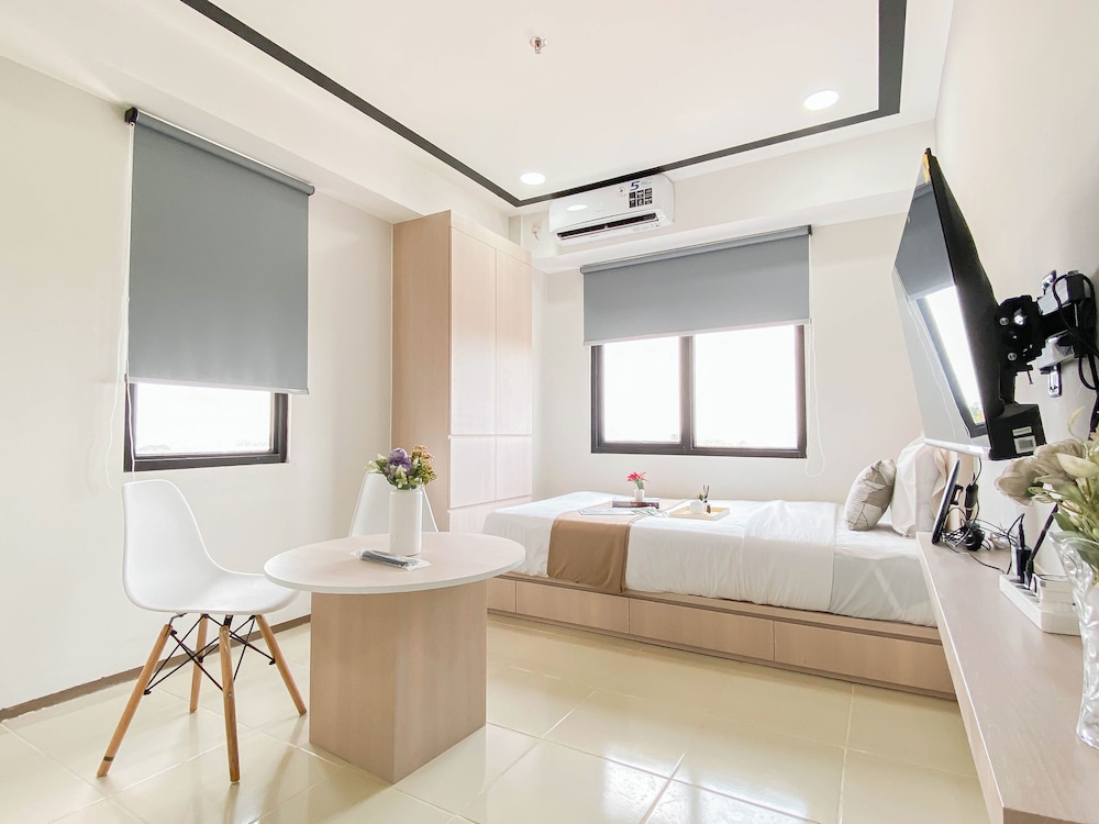 White Accent Studio At Apartment Meikarta Near Paramadina University