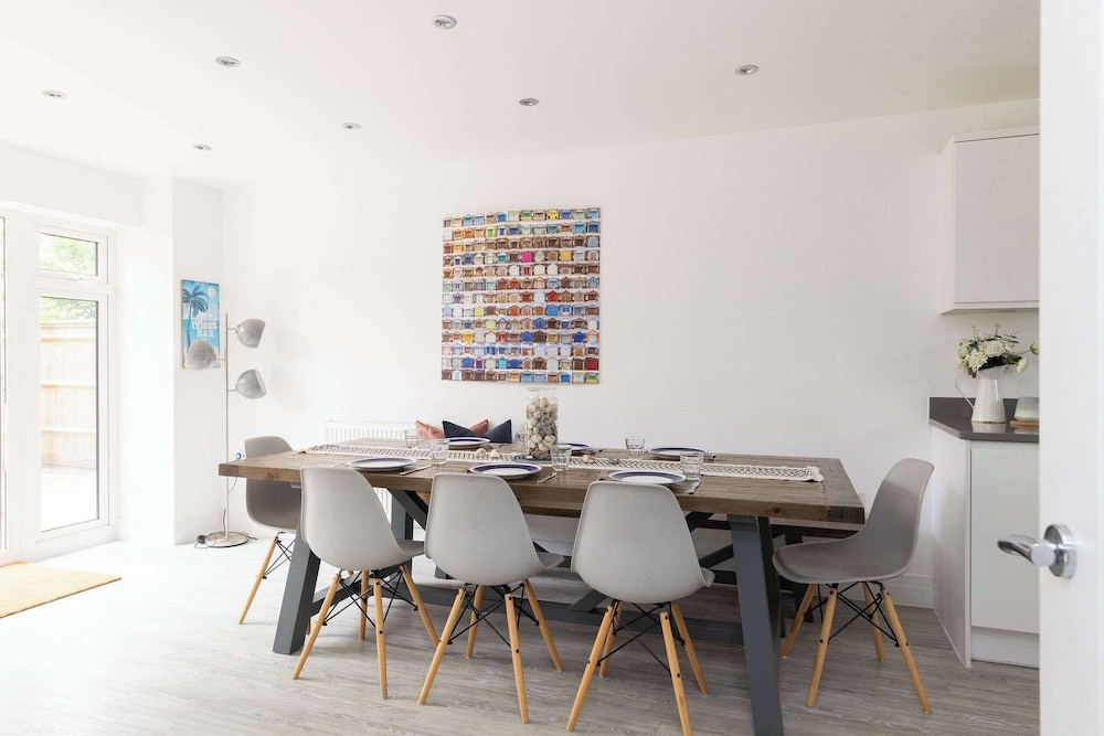 Modern Family Retreat Nr Beaches and Marina