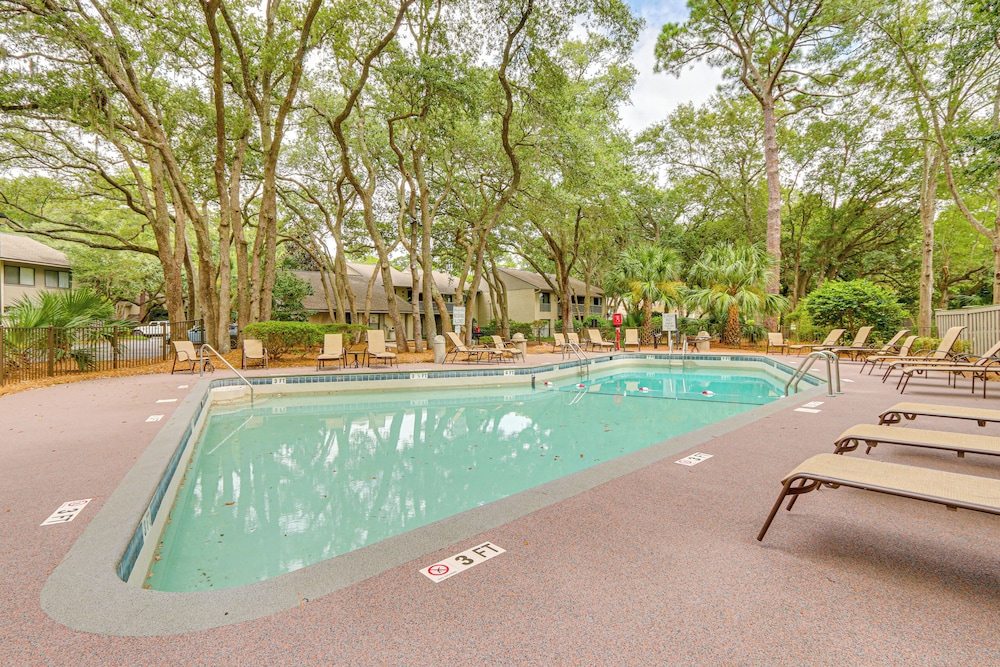 Walk to Folly Field Beach: Condo w/ Pool Access