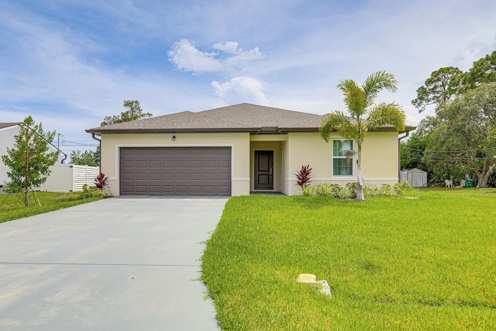 Beach-hop & Golf! Port St Lucie Apt w/ Shared Yard