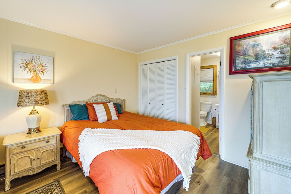 Walk to Hiking & Skiing: Beech Mountain Condo