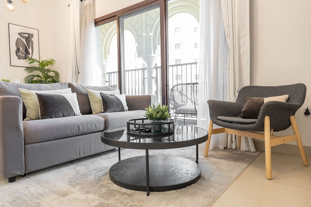 Stylish 1-bedroom Retreat With Pool in Vibrant Jumeirah Golf Estates