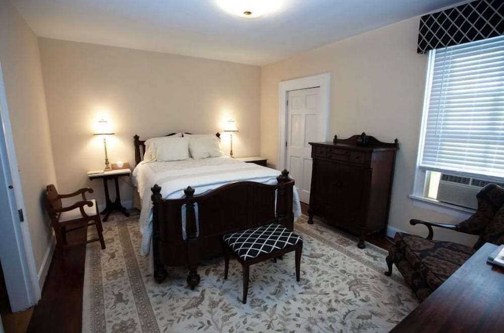 Inn On Poplar Hill