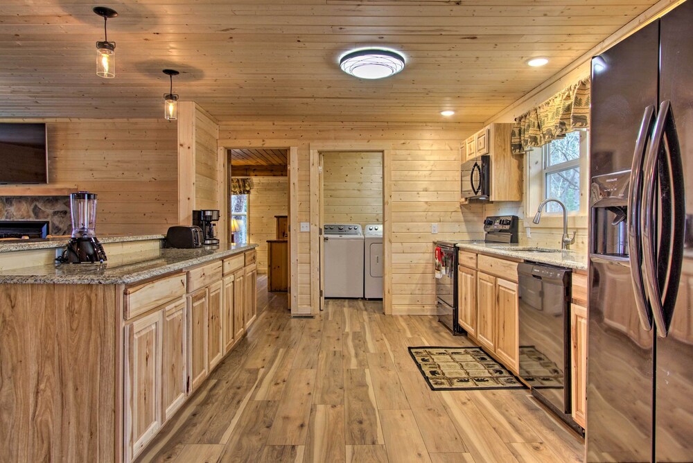 Gatlinburg Cabin: Hot Tub, Deck, Games