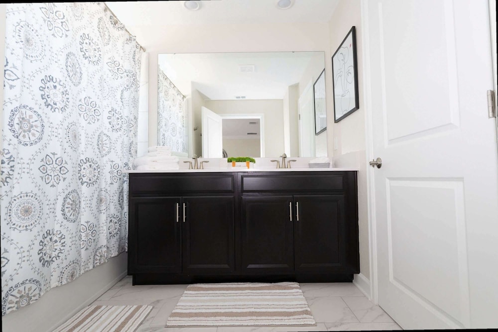 Stylish 4Bd w Lake View Pool Kids Themed Room