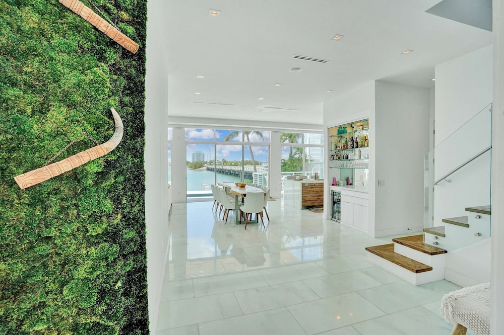 Miami Stunning Waterfront Villa Escape