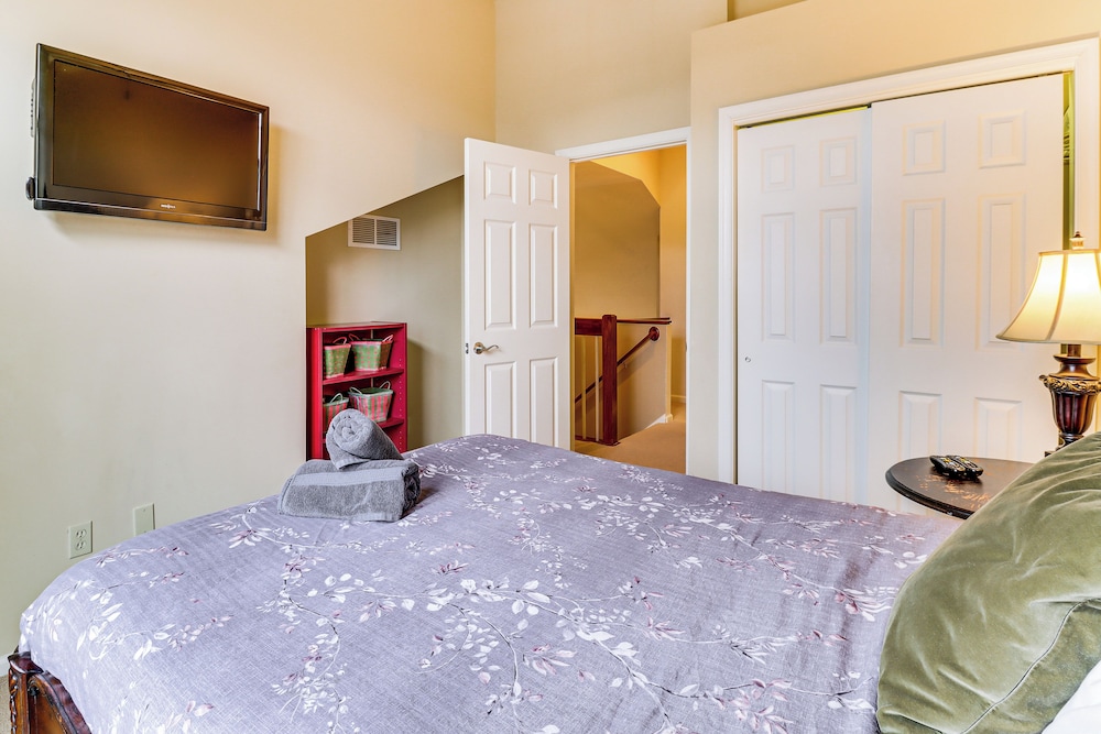 Boulder Lake Access: Townhome w/ Deck!