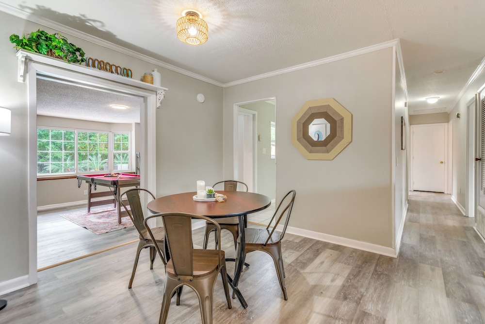 Foosball Games & Al Fresco Dining: Pensacola Home!