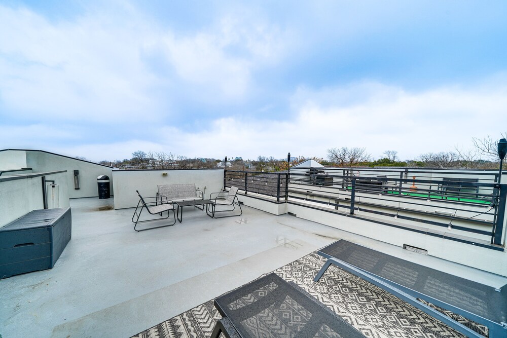 Upscale San Antonio Condo w/ Rooftop Patio view 5