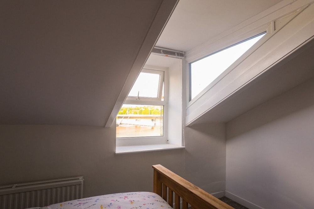 2-bed Apartment, Sleeps 6, 8-min Walk to Centre