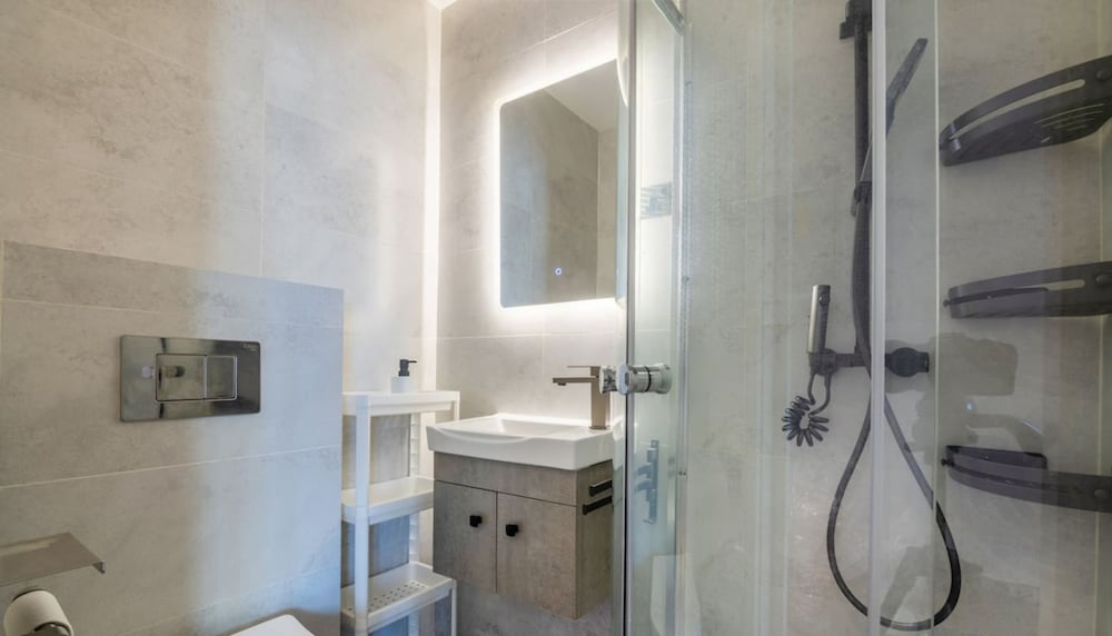 Luxury 1BR in Marina High-rise Living With Views