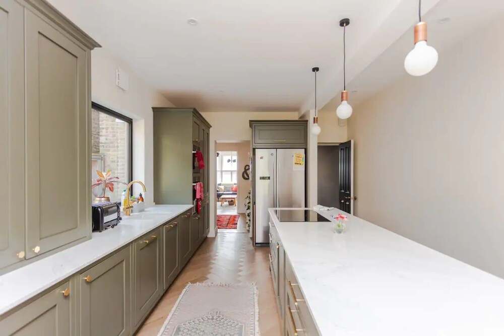 Modern 3 Bedroom Home in Honor Oak Beside Nature Reserve