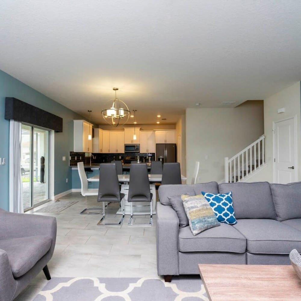 8912 Amazing 6BD Home