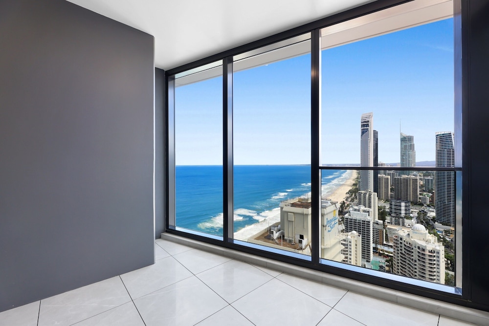 Luxe Oceanfront 1-bed High Rise With Pool & Gym