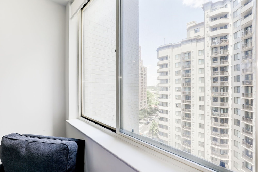 Elegant 2BR Apartment Minutes From DC