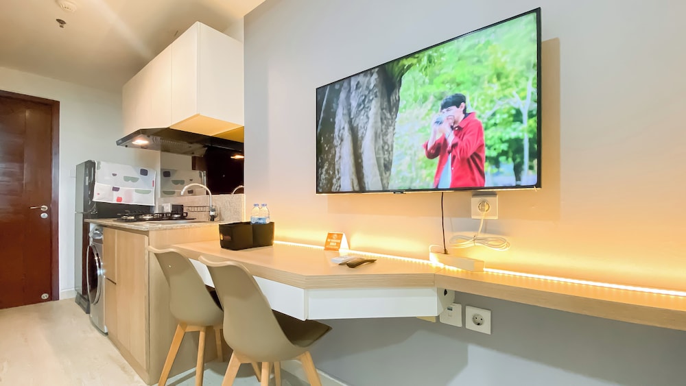 Homey Living Studio At West Vista Apartment