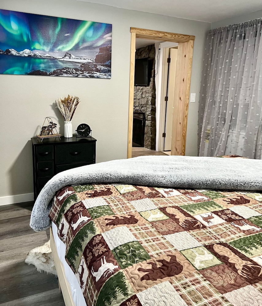 Log cabin in heart of Anchorage view 5