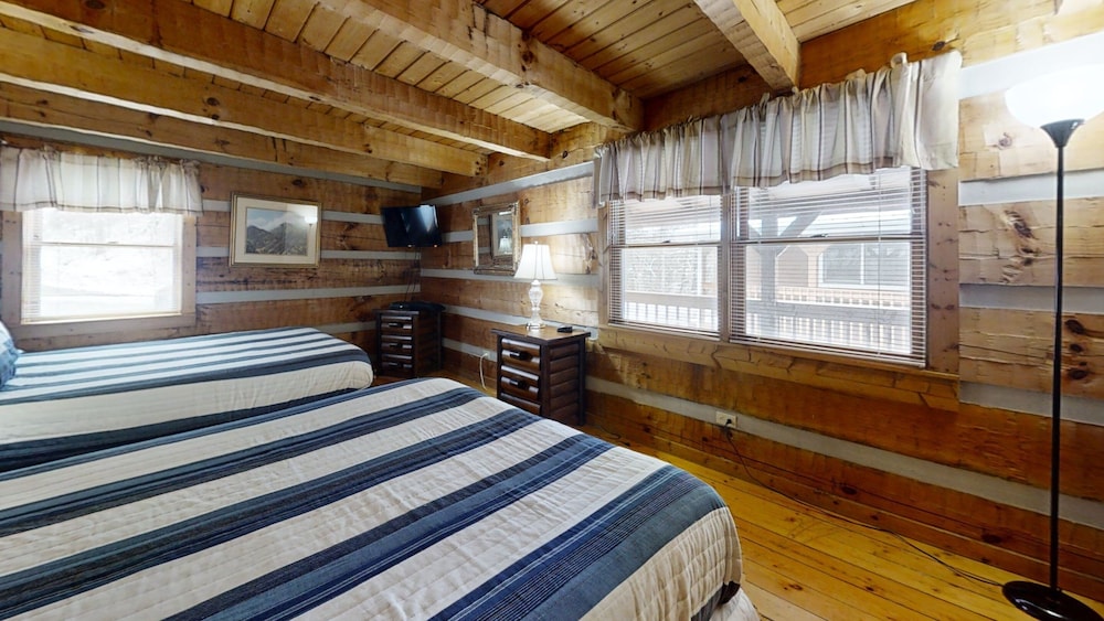 Sweet Scarlet Rose 4 Bedroom Cabin