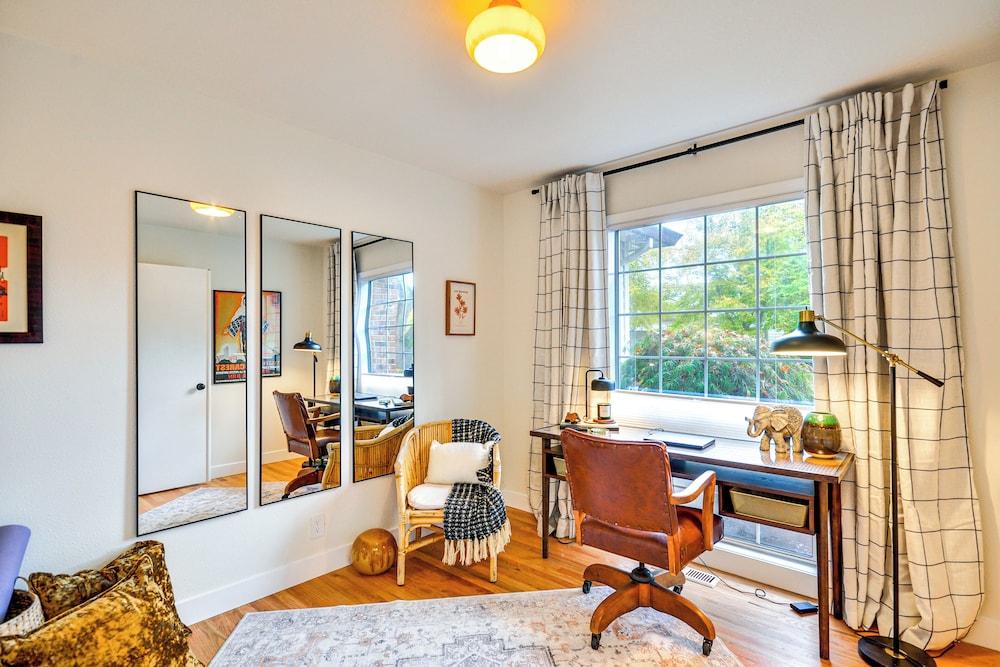 Near Shops & Cafes: Beaverton Haven w/ Luxe Decor!